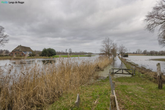 Het pad langs de Regge is onbegaanbaar door het hoge water Hoog water in De Regge bij Schuilenburg